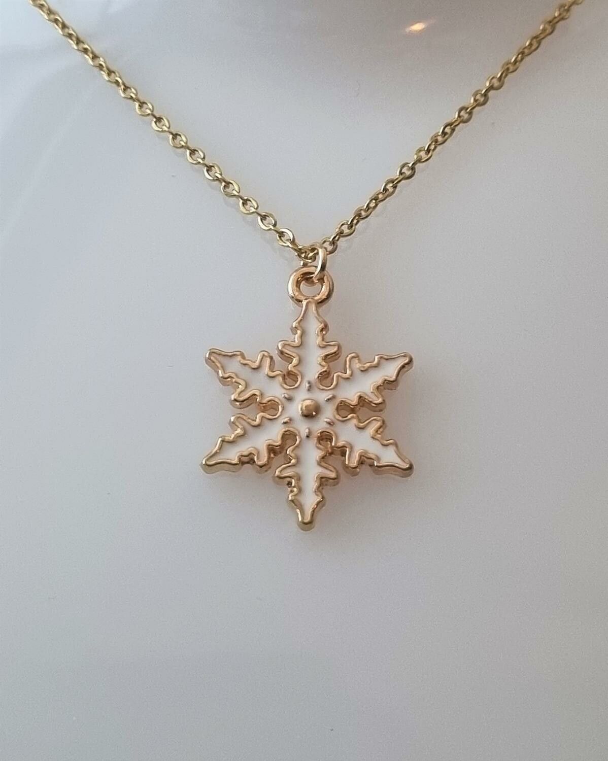 Halsband (45 cm) i rostfritt stål med söt berlock - Snöflinga