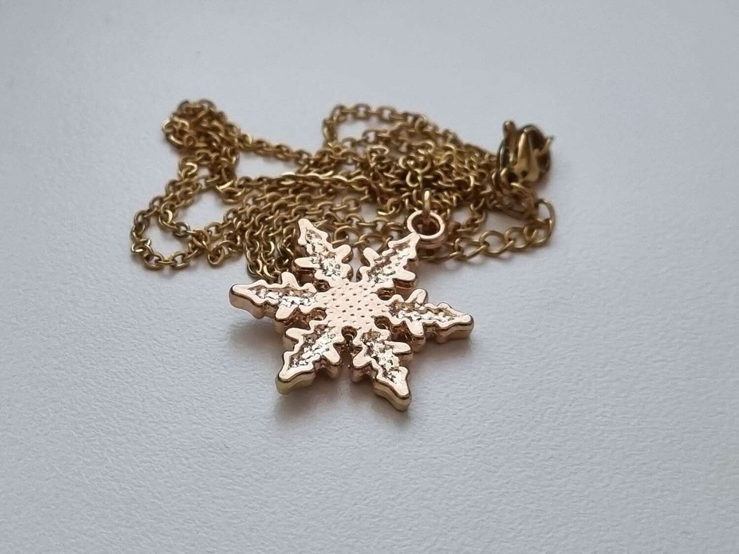 Halsband (45 cm) i rostfritt stål med söt berlock - Snöflinga