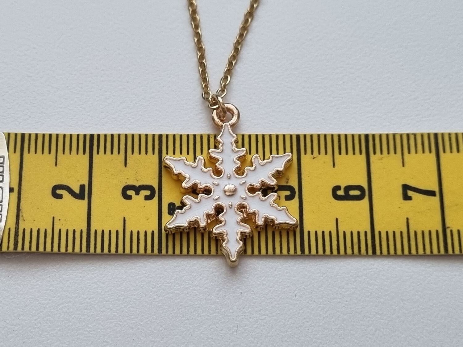 Halsband (45 cm) i rostfritt stål med söt berlock - Snöflinga