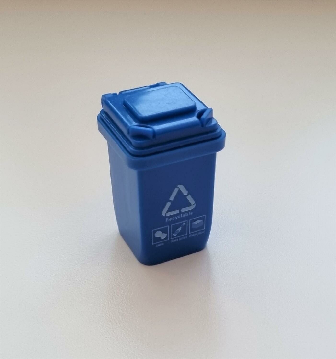1 st Soptunna / sopkärl. Miniatyr för dockhus, tittskåp, tågräls mm (blå)