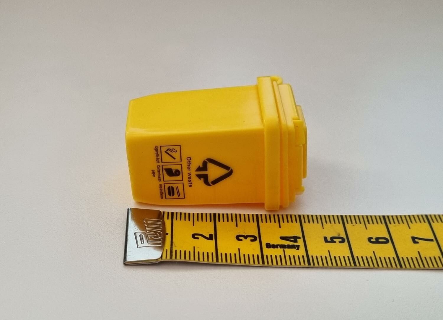 1 st Soptunna / sopkärl. Miniatyr för dockhus, tittskåp, tågräls mm (gul)