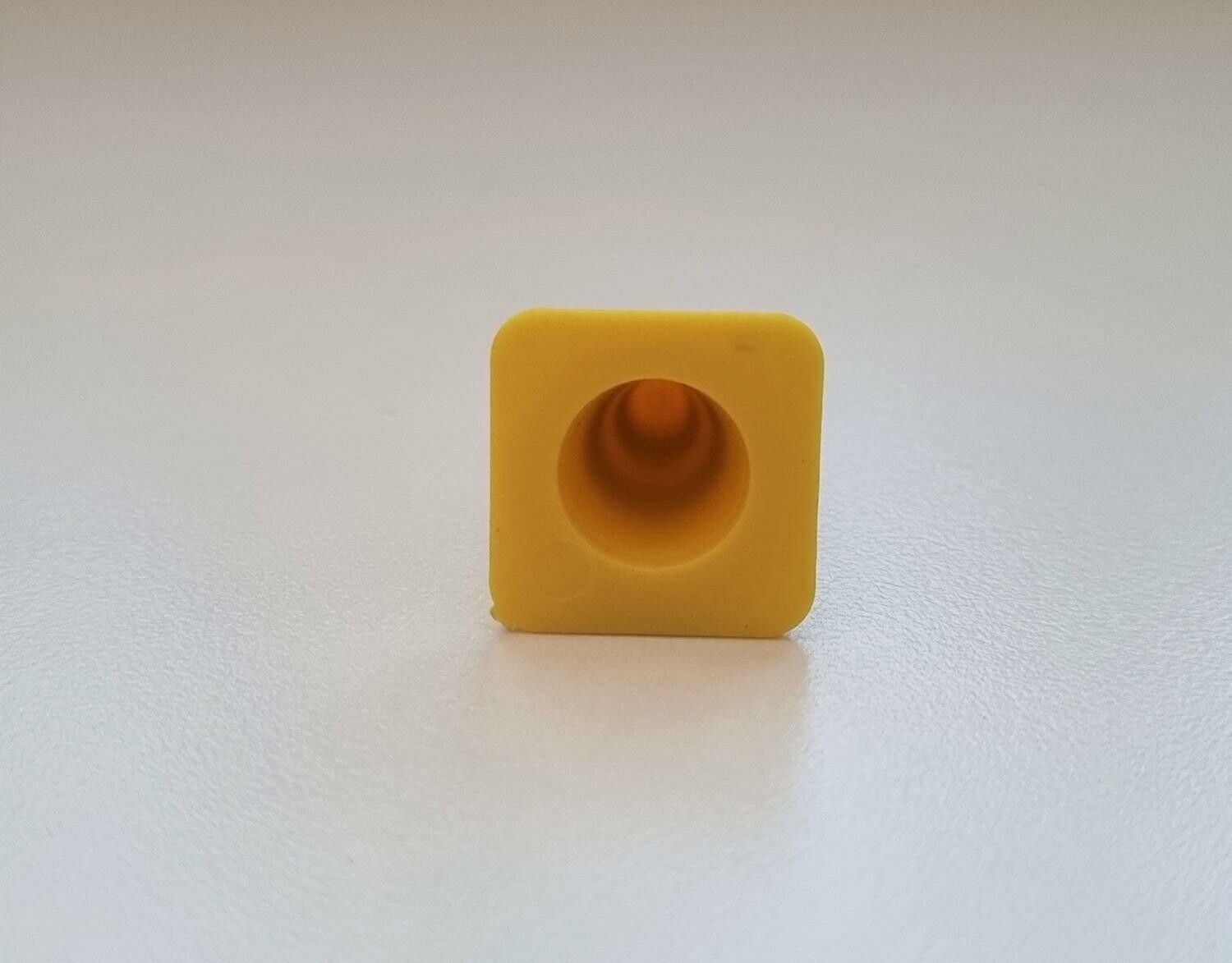 1 st vägkon / markeringskon / kon. Miniatyr för dockhus, tittskåp, tågräls mm
