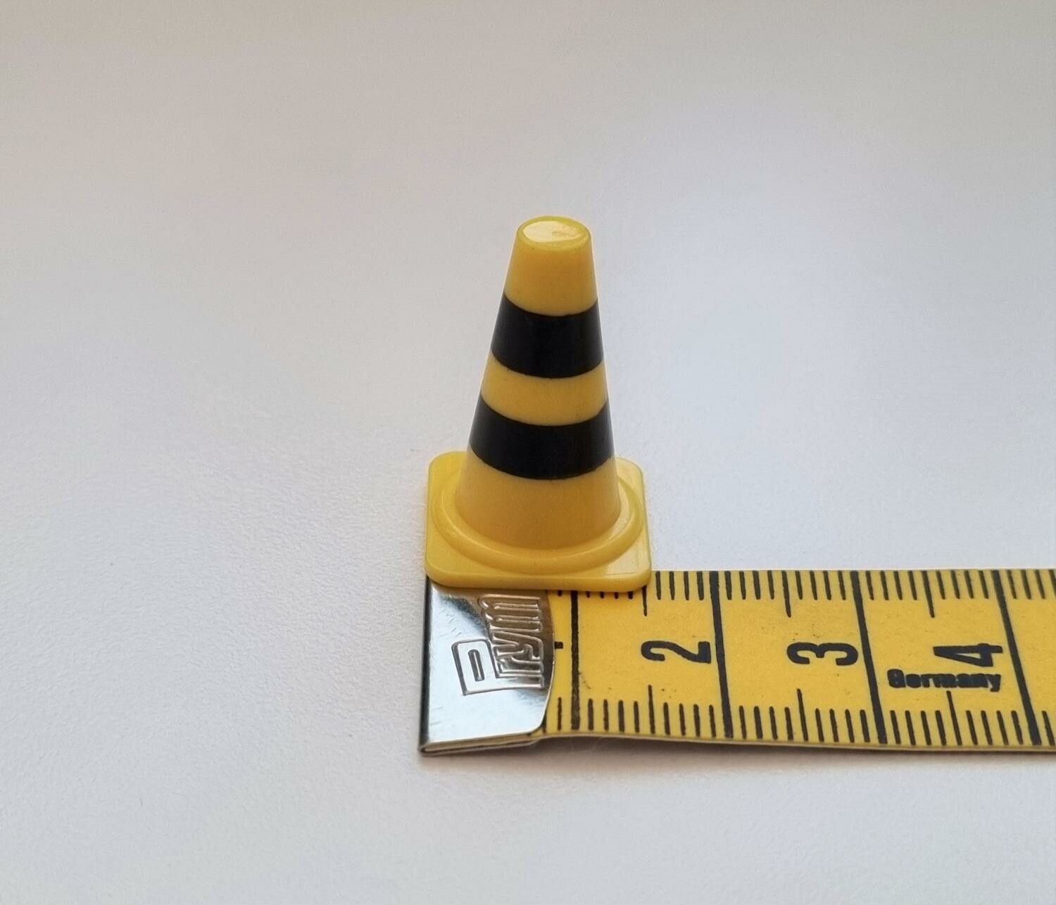 1 st vägkon / markeringskon / kon. Miniatyr för dockhus, tittskåp, tågräls mm