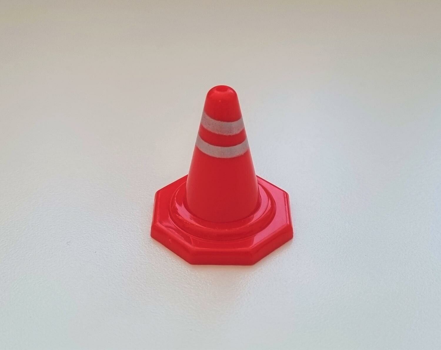 1 st vägkon / markeringskon / kon. Miniatyr för dockhus, tittskåp, tågräls mm