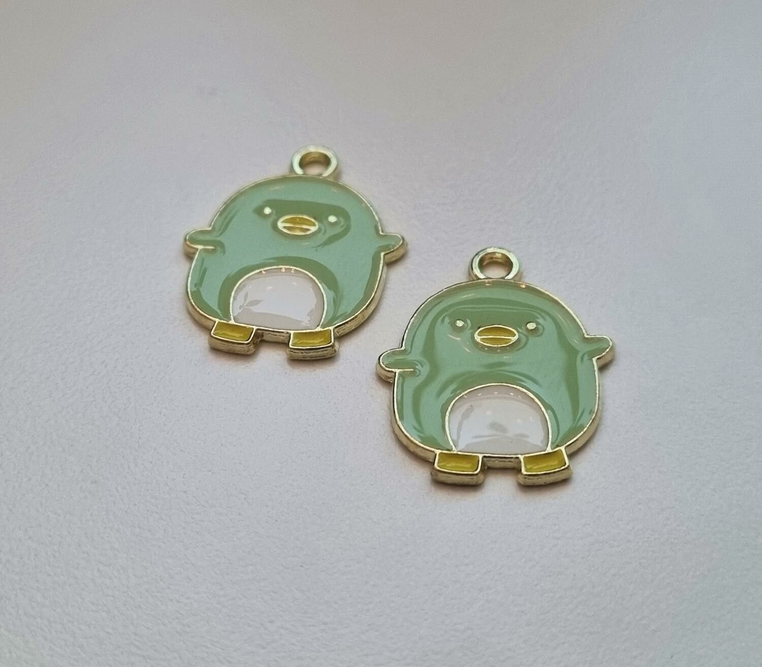 2 st söta Kycklingar. Berlocker / charms för smyckestillverkning