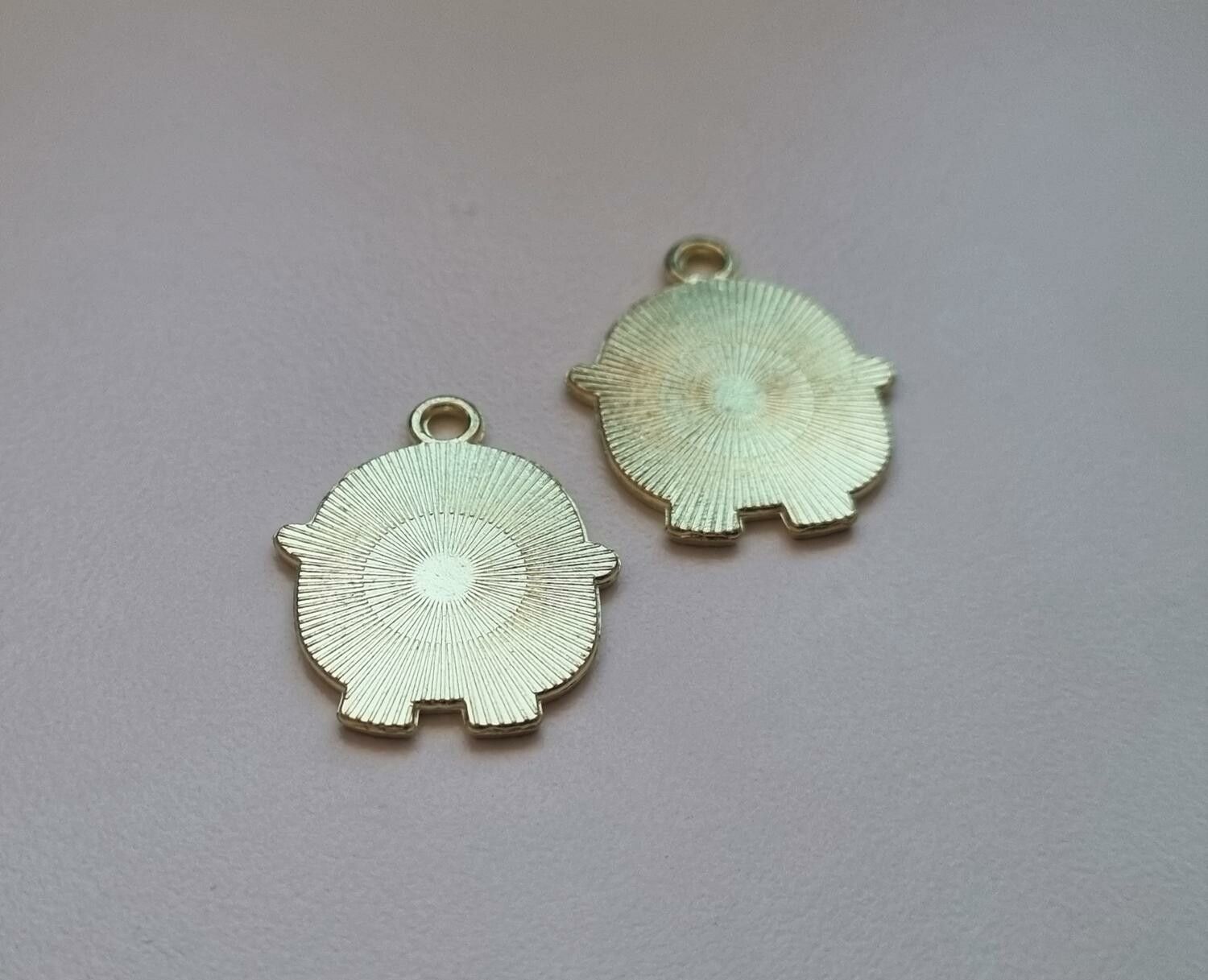 2 st söta Kycklingar. Berlocker / charms för smyckestillverkning