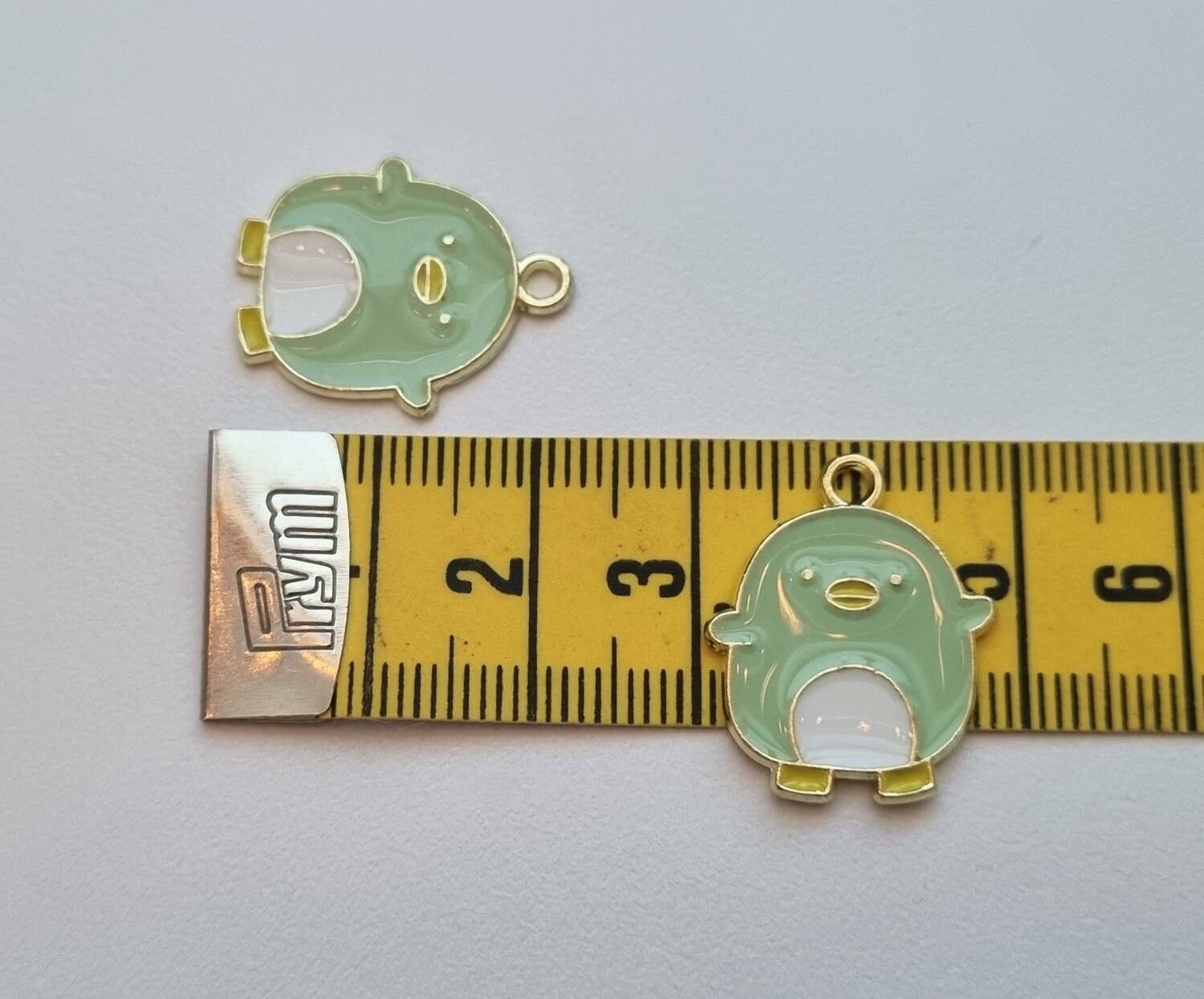 2 st söta Kycklingar. Berlocker / charms för smyckestillverkning