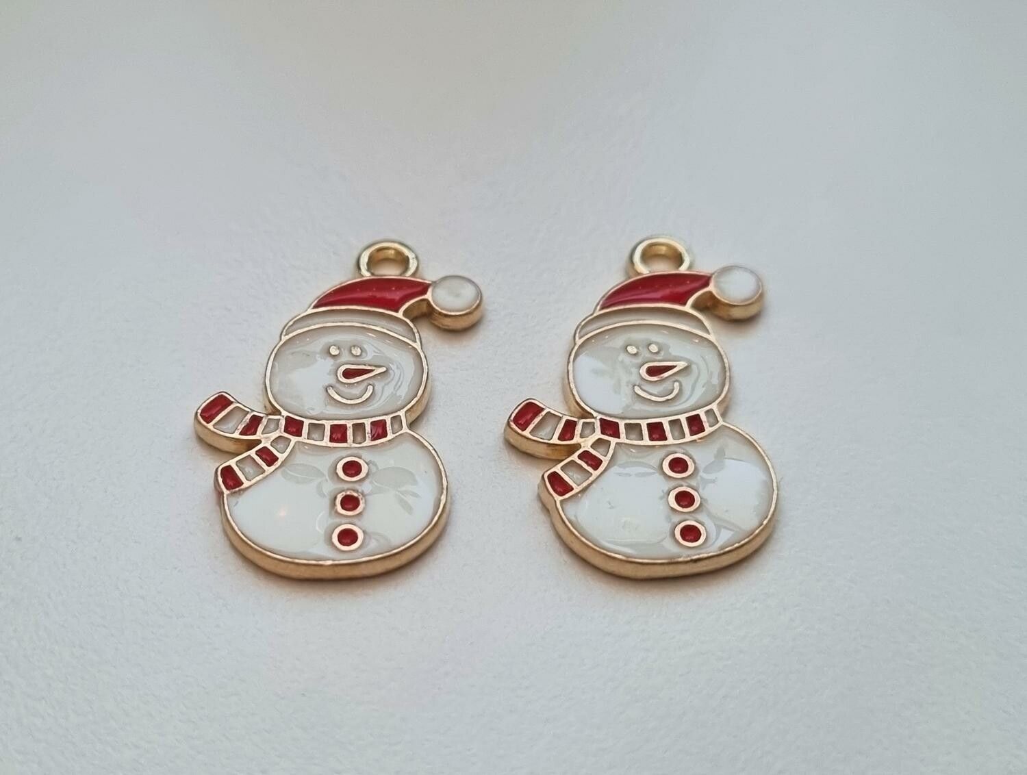 2 st snögubbar. Hängen / berlocker / charms till jul