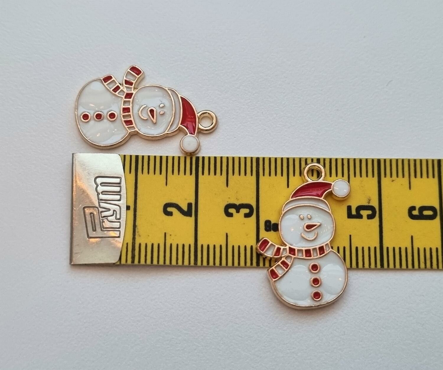 2 st snögubbar. Hängen / berlocker / charms till jul