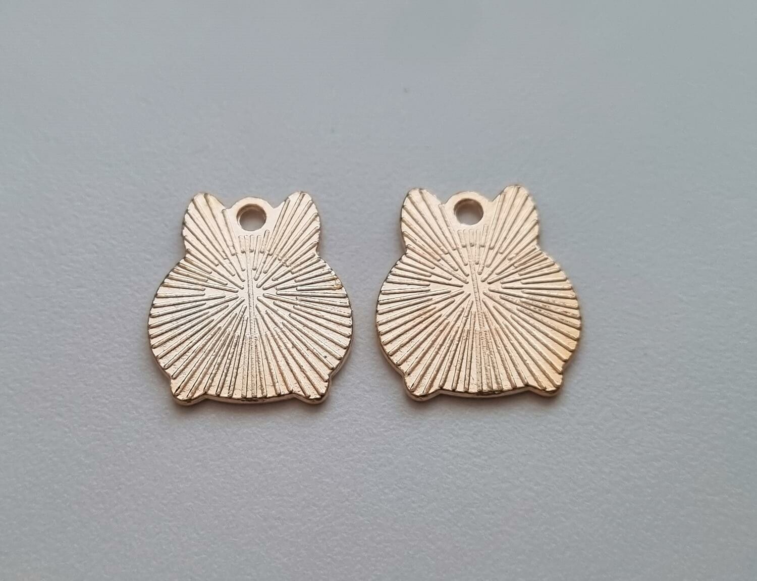 2 st Grisar Hängen / berlocker / charms till smyckestillverkning