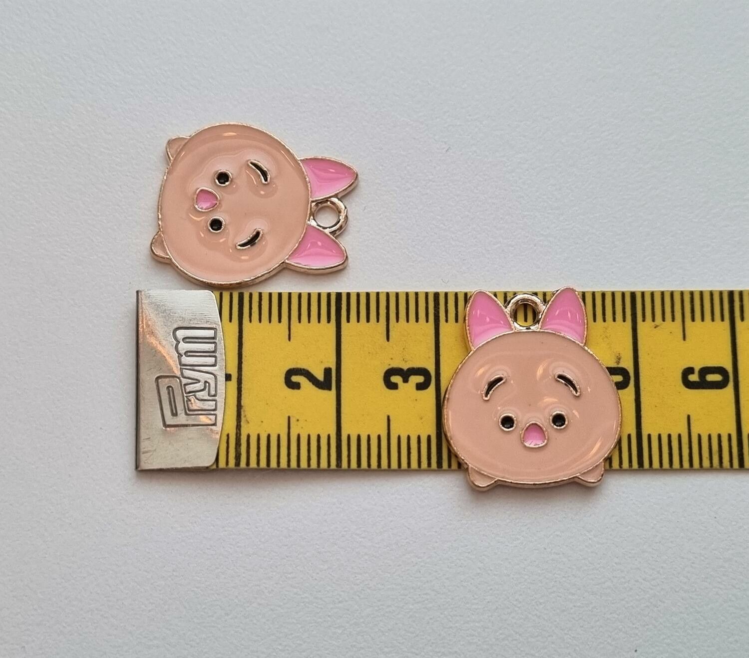 2 st Grisar Hängen / berlocker / charms till smyckestillverkning