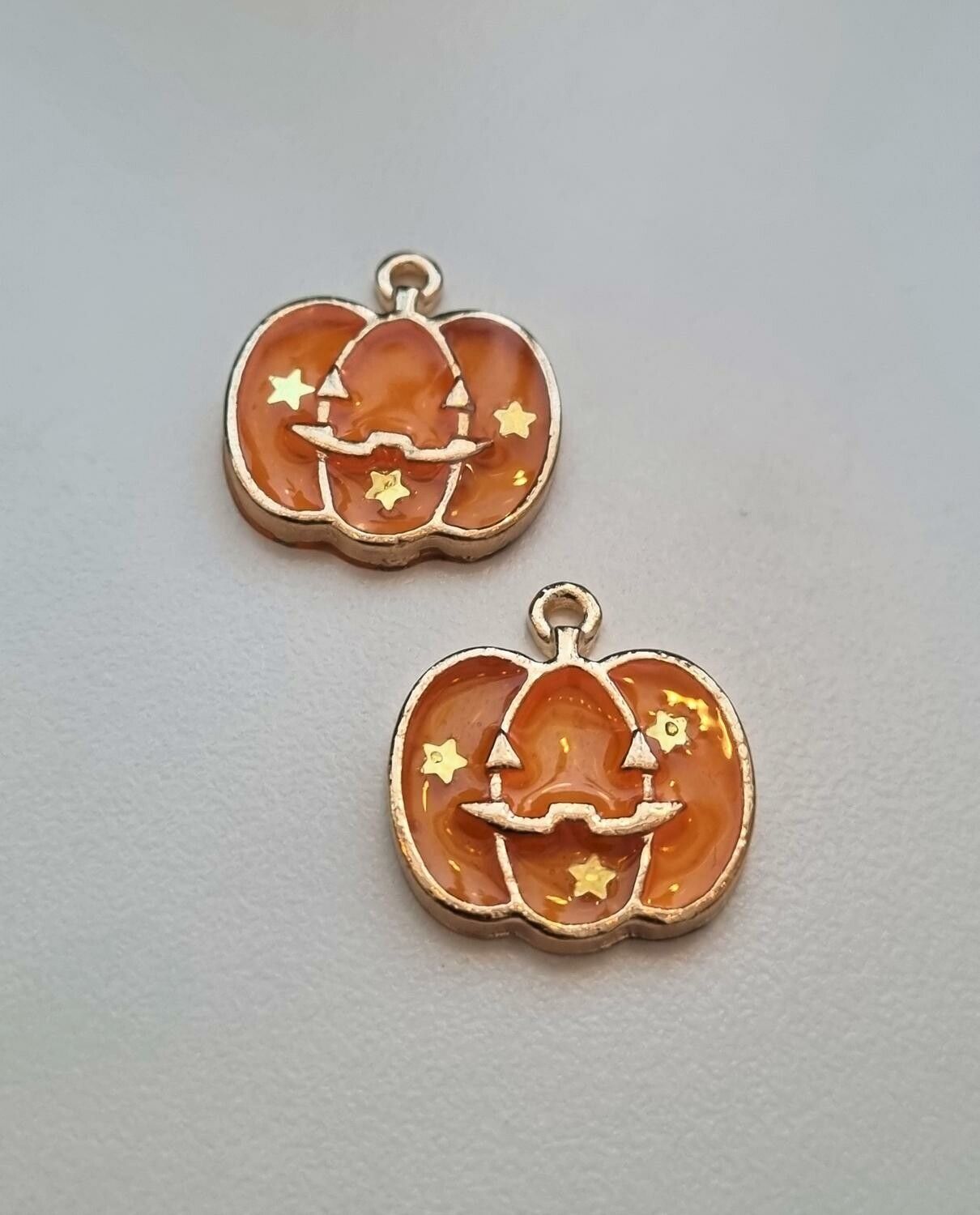 2 st Pumpor Berlocker / charms för Halloween (variant 3)
