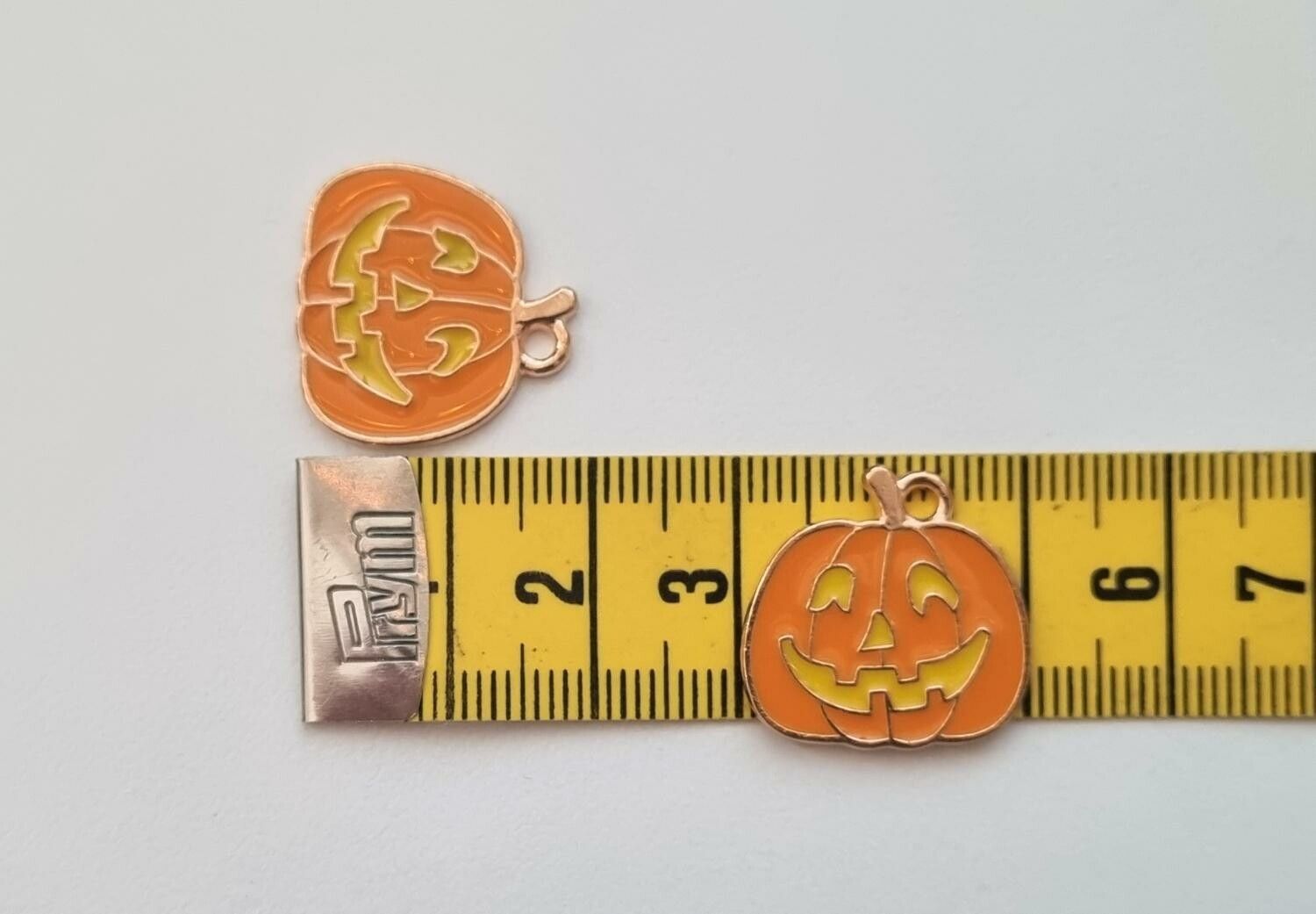 2 st Pumpor Berlocker / charms för Halloween (variant 2)