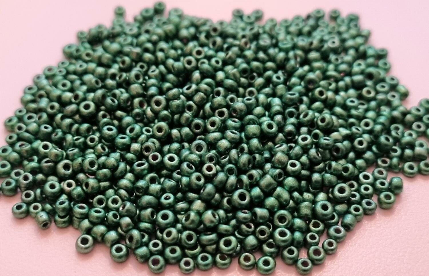 1000 små pärlor, fröpärlor, glaspärlor (2 mm) - Grönmetallic