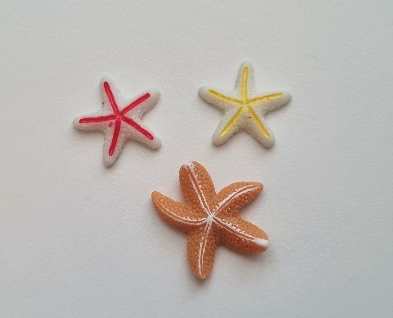 3 st sjöstjärnor i resin. Miniatyrer / figuriner för dockskåpet, tittskåp mm