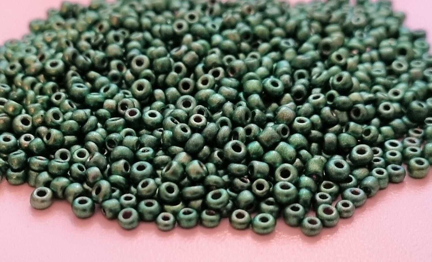 1000 små pärlor, fröpärlor, glaspärlor (2 mm) - Grönmetallic