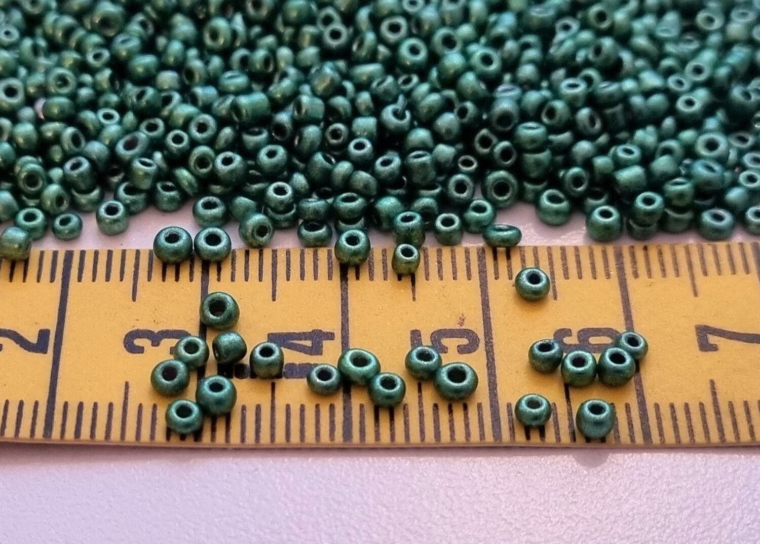 1000 små pärlor, fröpärlor, glaspärlor (2 mm) - Grönmetallic