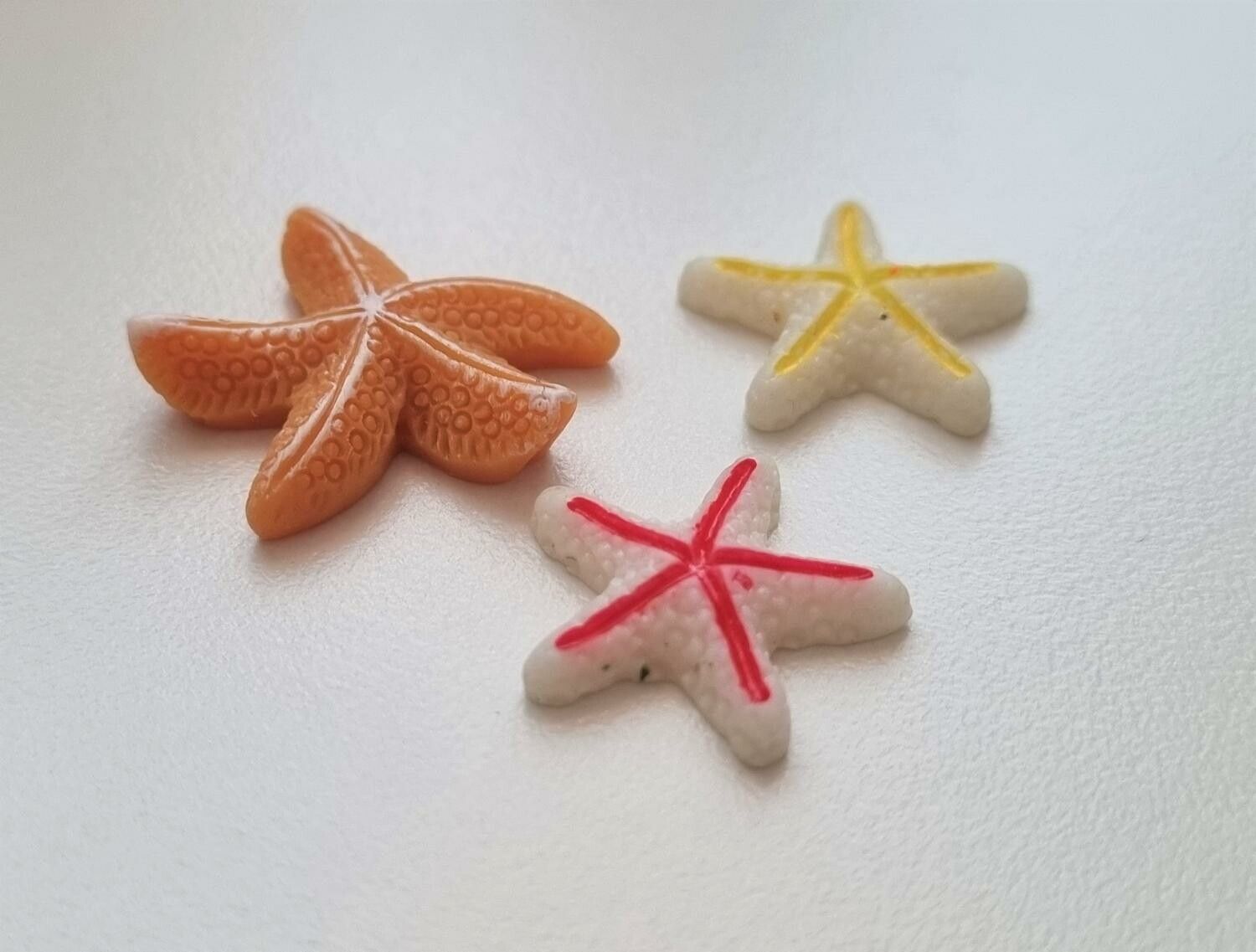 3 st sjöstjärnor i resin. Miniatyrer / figuriner för dockskåpet, tittskåp mm