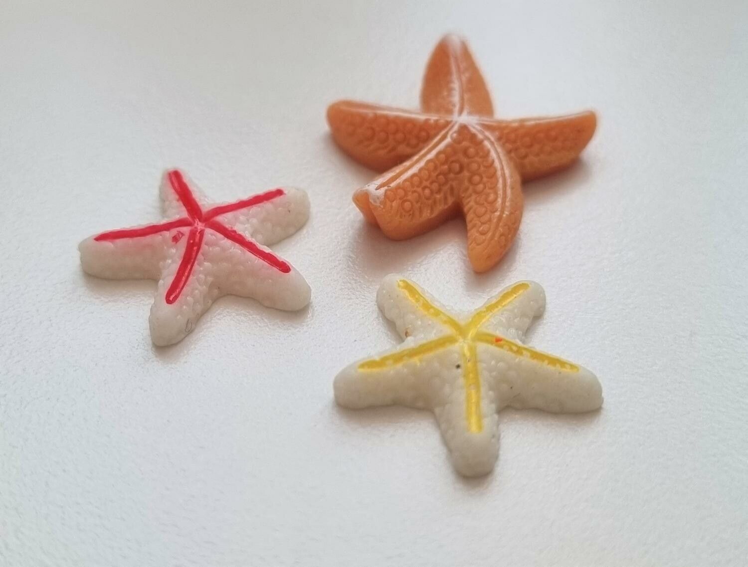 3 st sjöstjärnor i resin. Miniatyrer / figuriner för dockskåpet, tittskåp mm