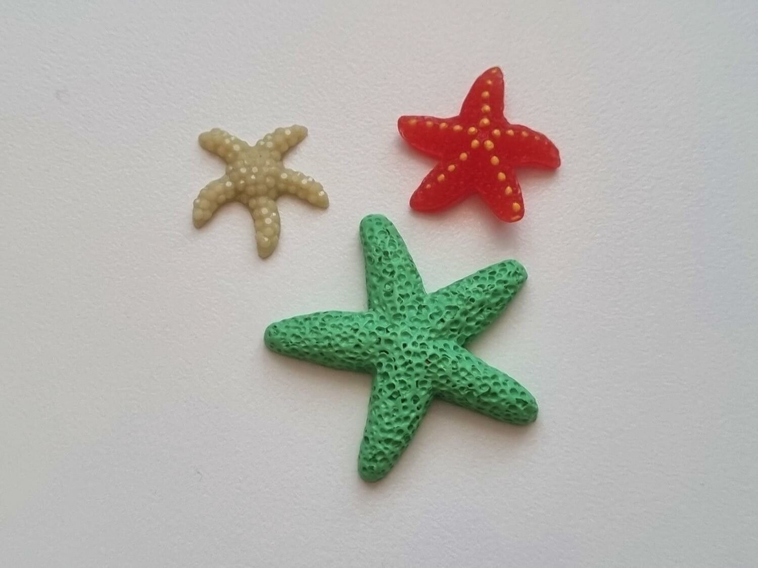3 st sjöstjärnor i resin. Miniatyrer / figuriner för dockskåpet, tittskåp mm
