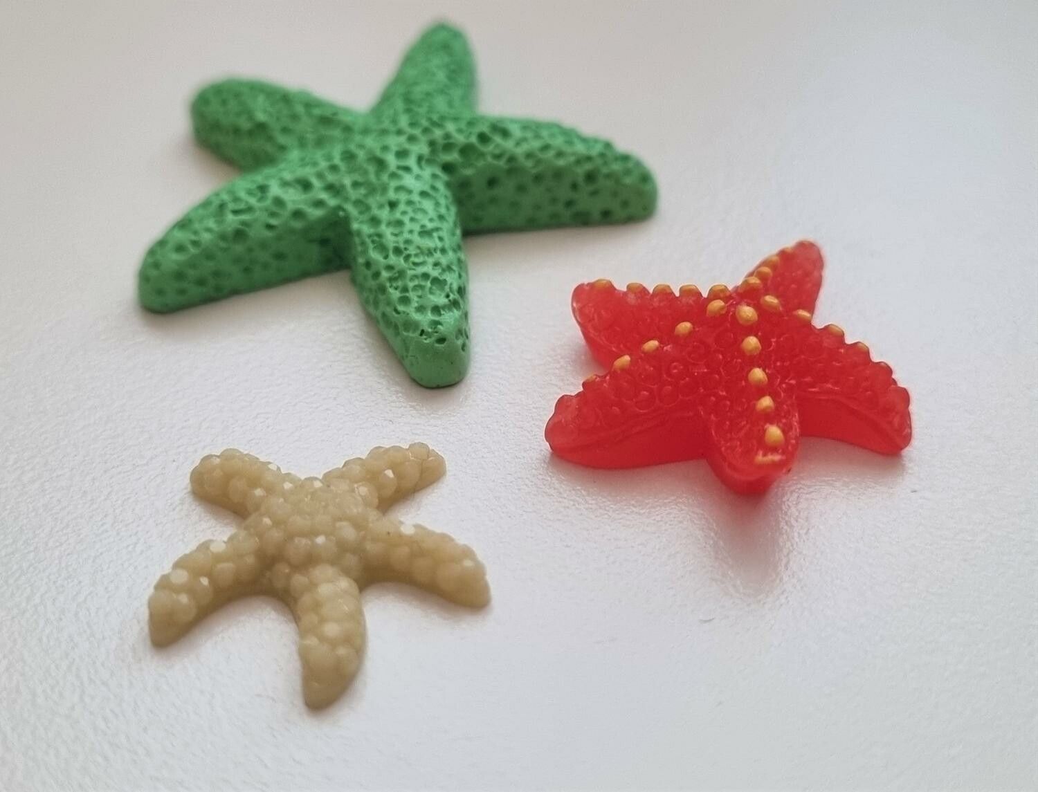 3 st sjöstjärnor i resin. Miniatyrer / figuriner för dockskåpet, tittskåp mm