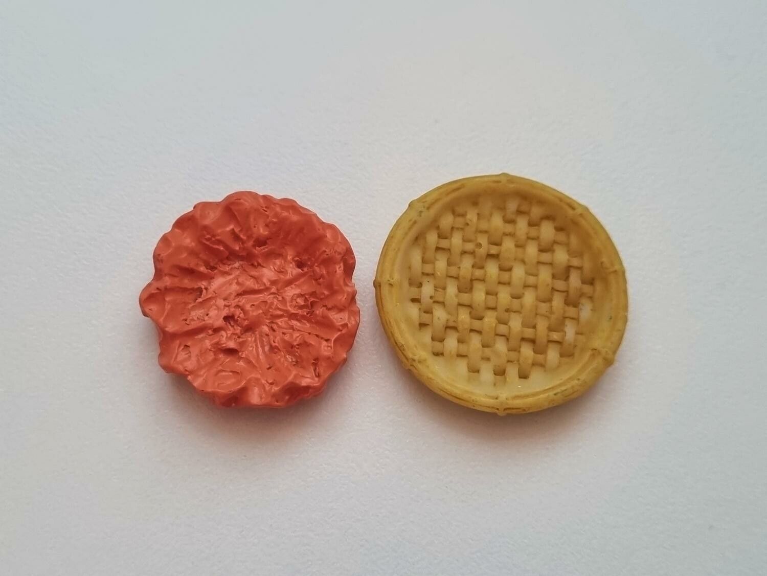 2 st korgar/nästen. Miniatyrer / figuriner för dockskåpet, tittskåp mm