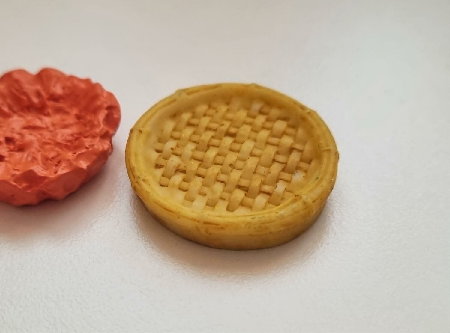 2 st korgar/nästen. Miniatyrer / figuriner för dockskåpet, tittskåp mm
