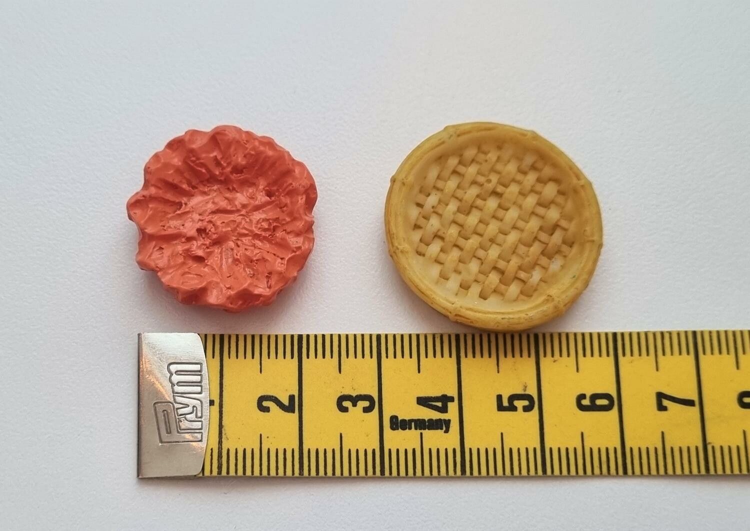 2 st korgar/nästen. Miniatyrer / figuriner för dockskåpet, tittskåp mm
