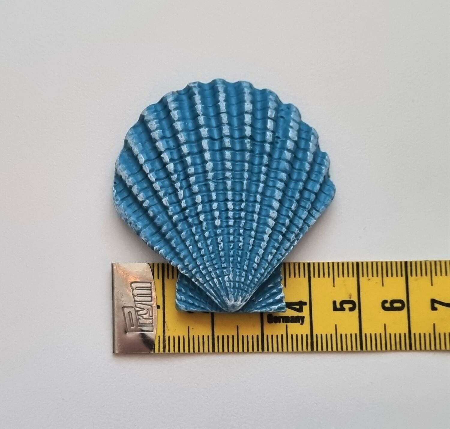 1 st snäckskal i resin. Större miniatyr / figurin för dockskåpet, tittskåp mm