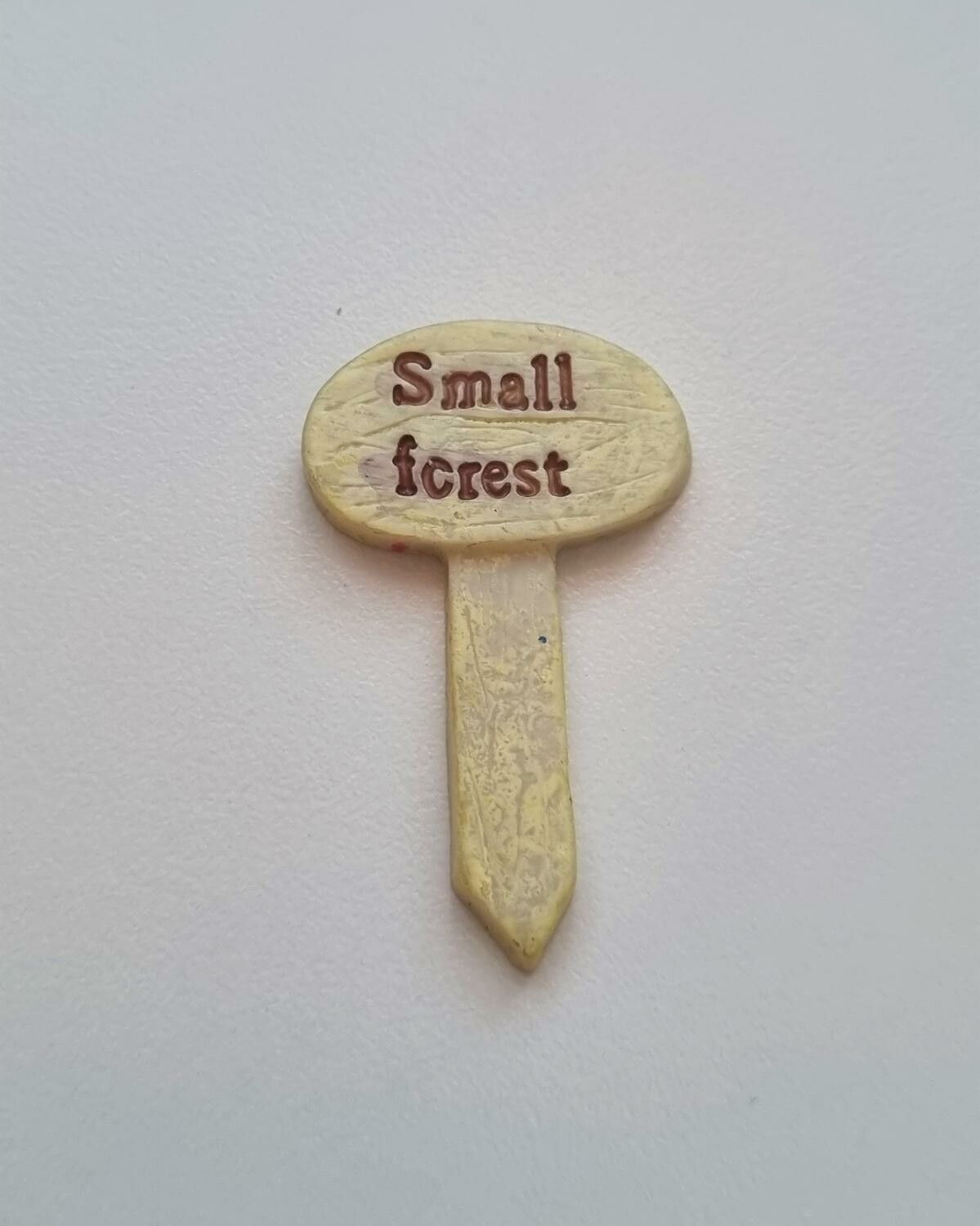 1 st liten skylt. Miniatyr / figurin för dockskåpet, tittskåp mm