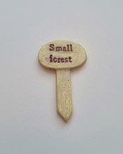 1 st liten skylt. Miniatyr / figurin för dockskåpet, tittskåp mm