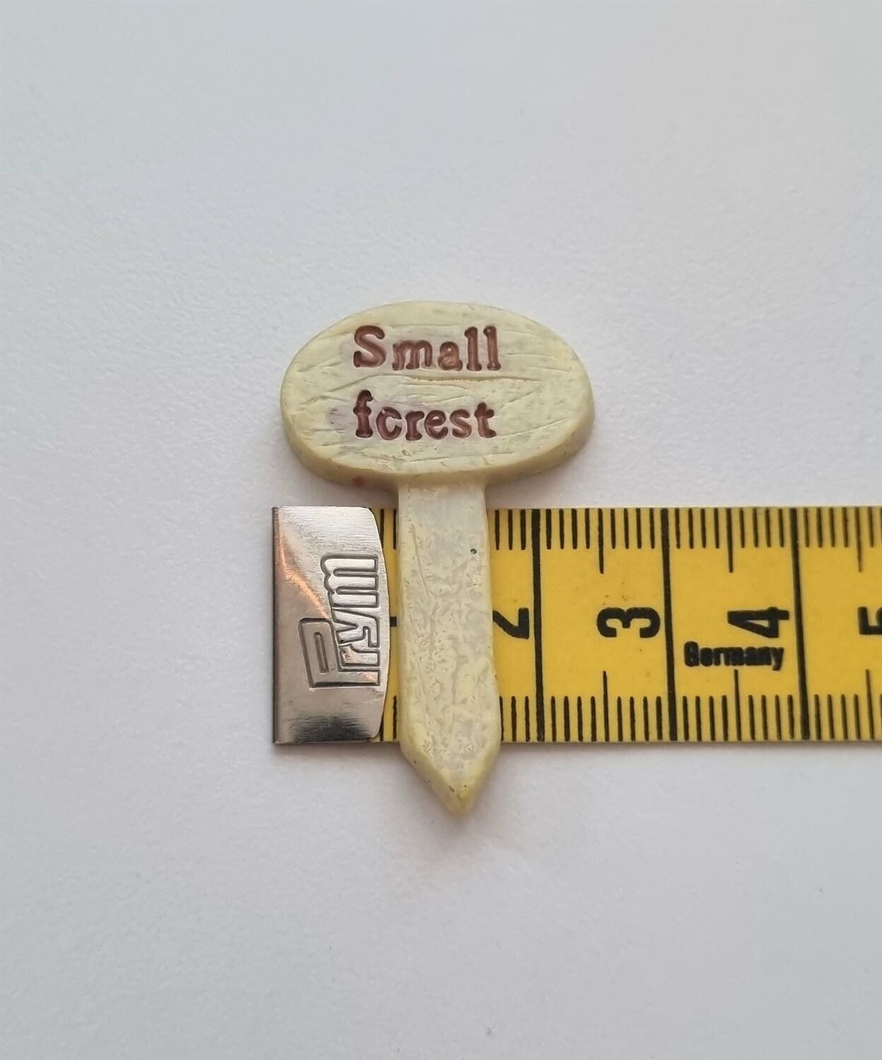 1 st liten skylt. Miniatyr / figurin för dockskåpet, tittskåp mm