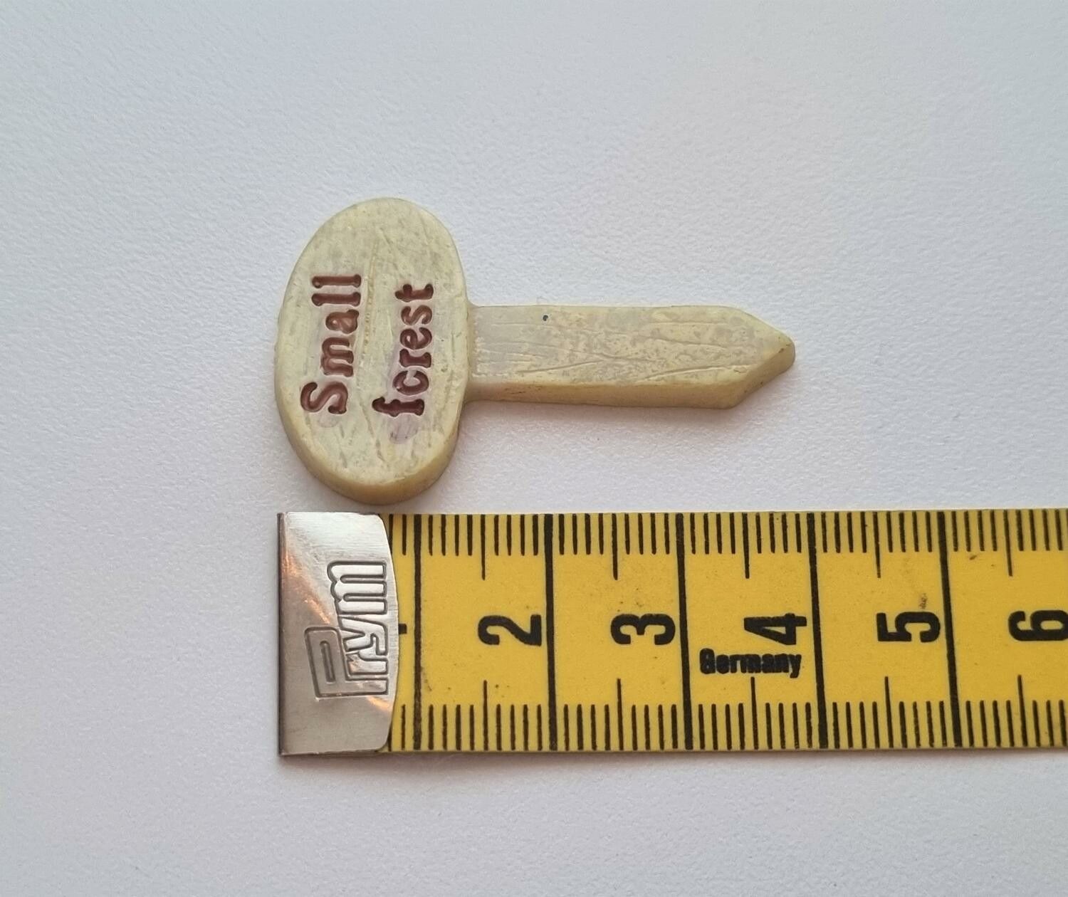 1 st liten skylt. Miniatyr / figurin för dockskåpet, tittskåp mm