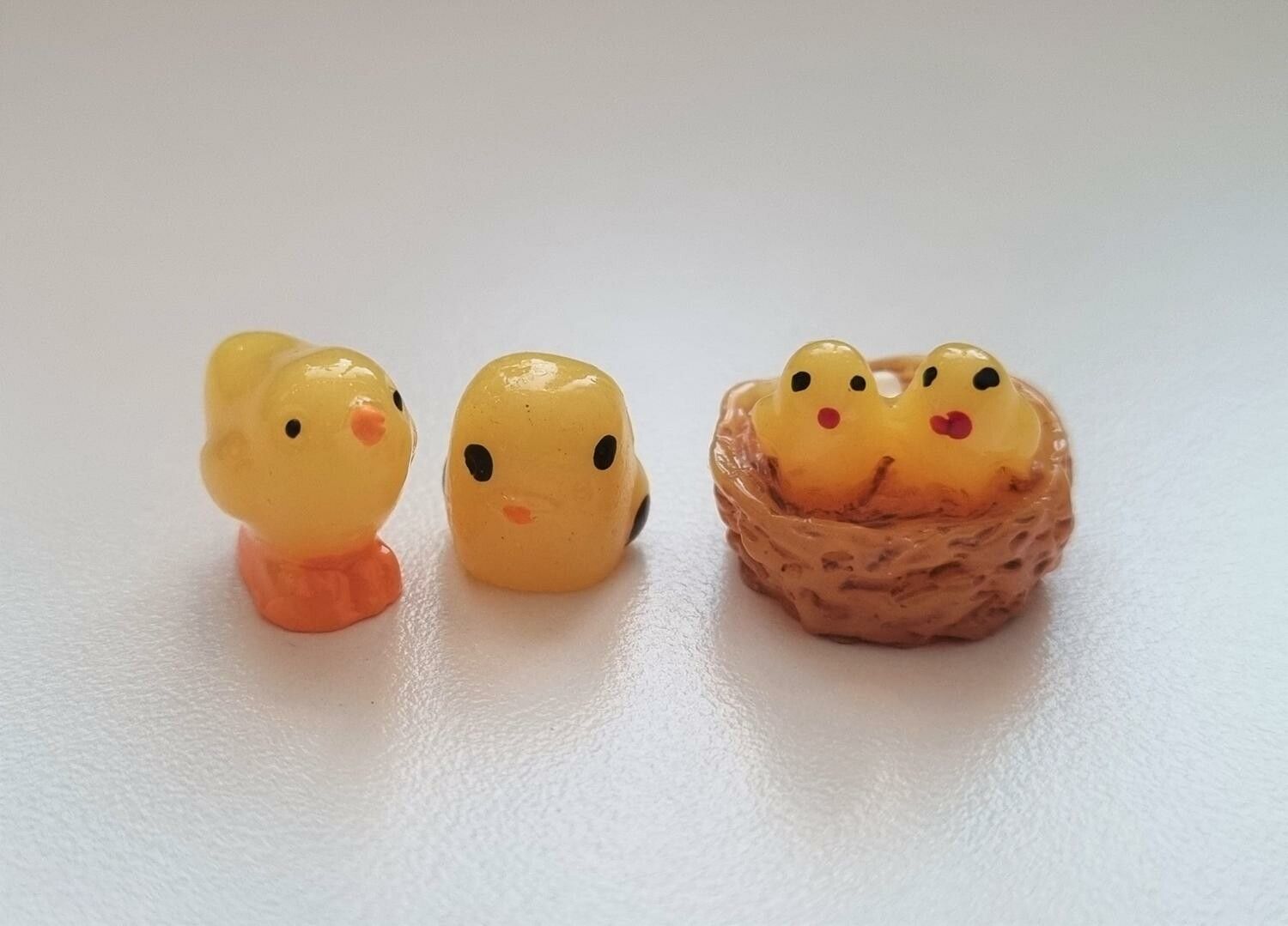 3 st små Kycklingar. Miniatyrer / figuriner för dockskåpet, tittskåp mm