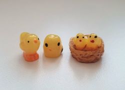 3 st små Kycklingar. Miniatyrer / figuriner för dockskåpet, tittskåp mm