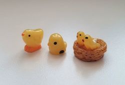 3 st små Kycklingar. Miniatyrer / figuriner för dockskåpet, tittskåp mm