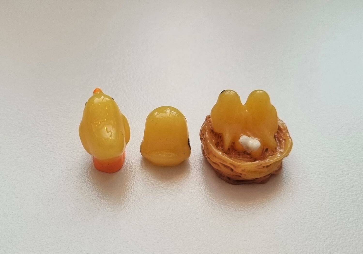3 st små Kycklingar. Miniatyrer / figuriner för dockskåpet, tittskåp mm