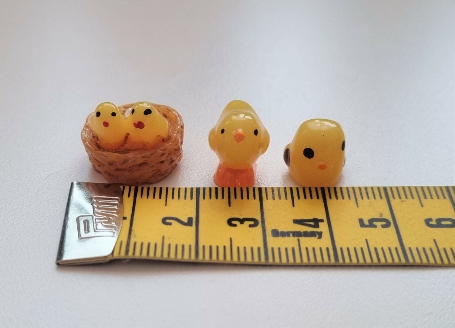 3 st små Kycklingar. Miniatyrer / figuriner för dockskåpet, tittskåp mm