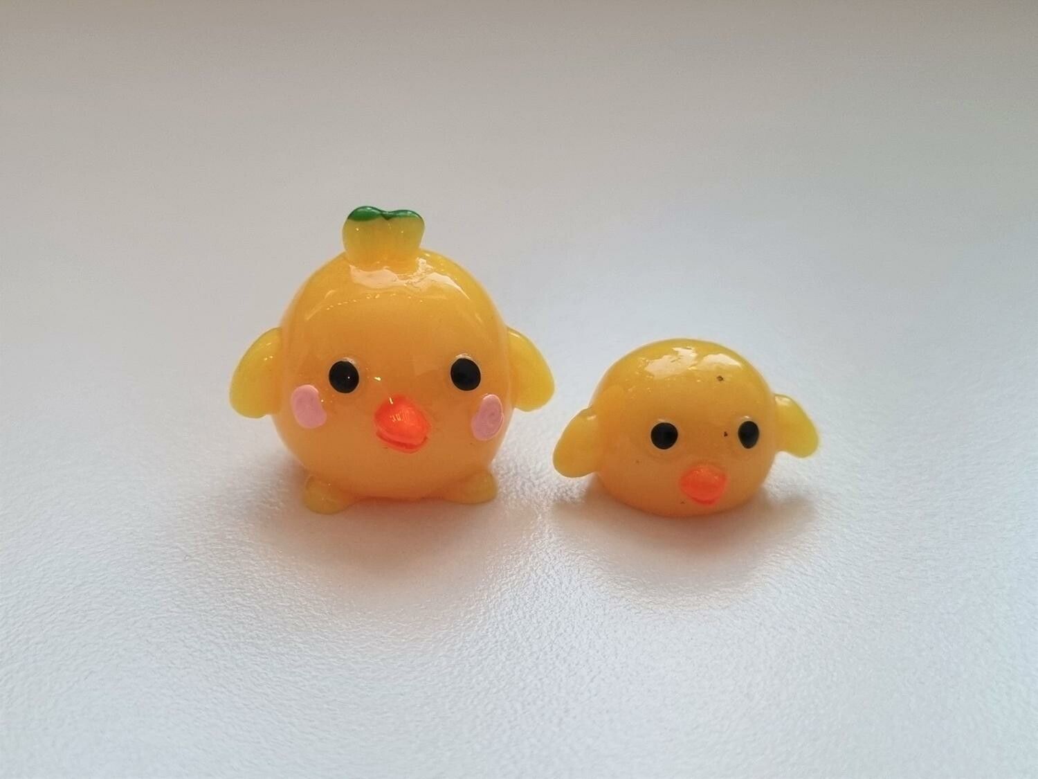 2 st Kycklingar. Miniatyrer / figuriner för dockskåpet, tittskåp mm