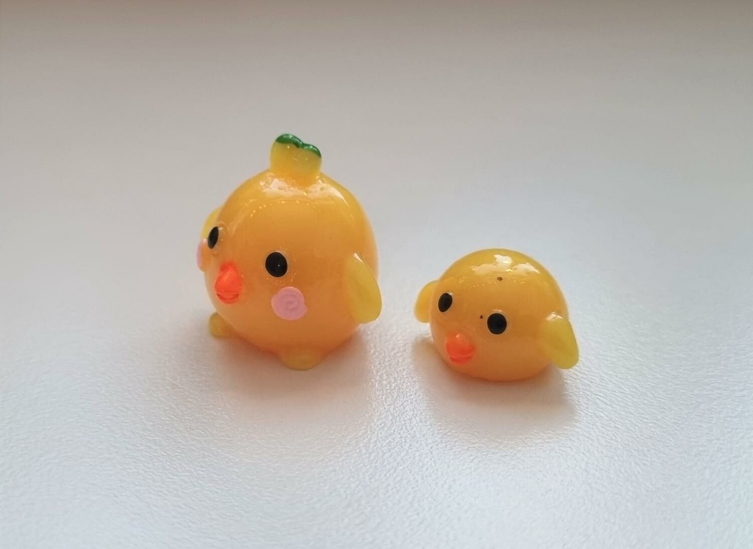 2 st Kycklingar. Miniatyrer / figuriner för dockskåpet, tittskåp mm