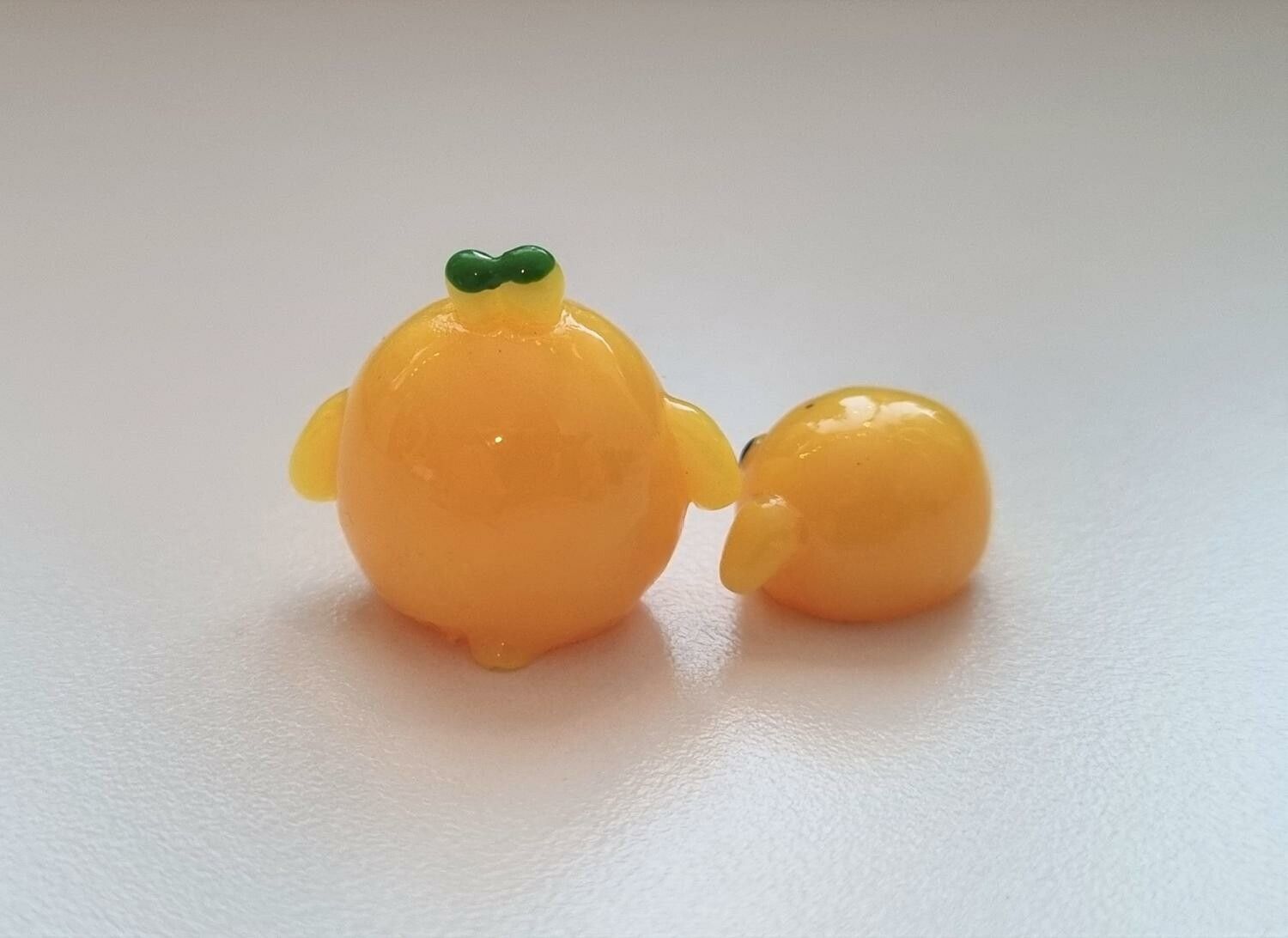 2 st Kycklingar. Miniatyrer / figuriner för dockskåpet, tittskåp mm