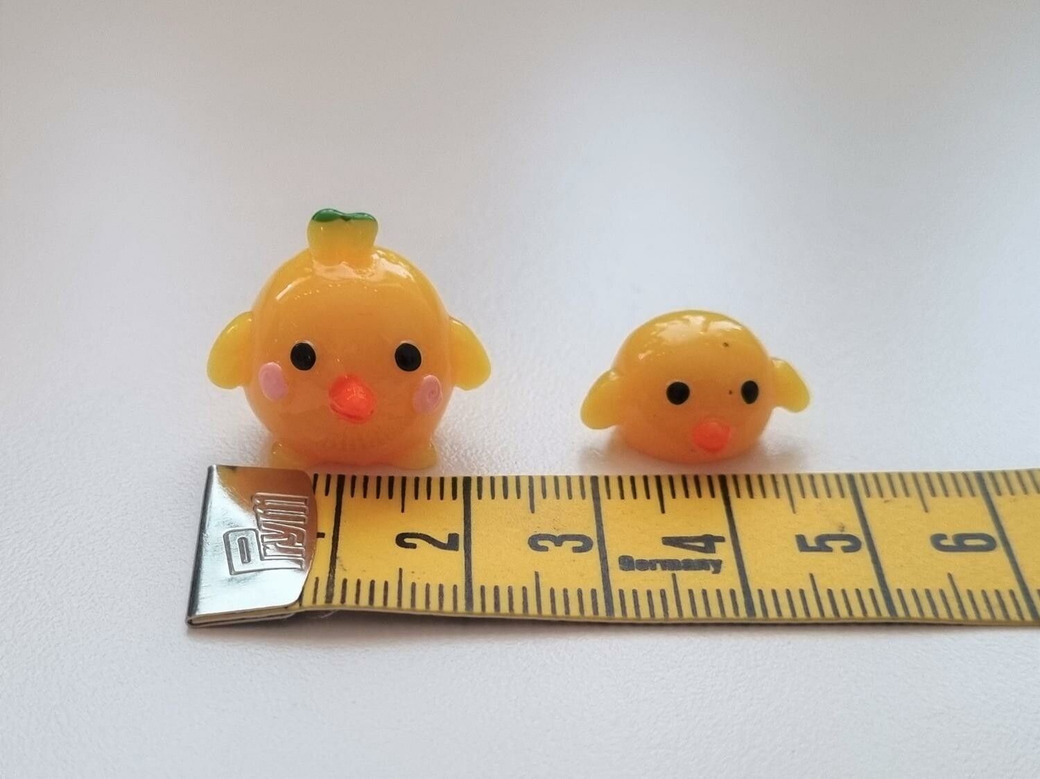 2 st Kycklingar. Miniatyrer / figuriner för dockskåpet, tittskåp mm