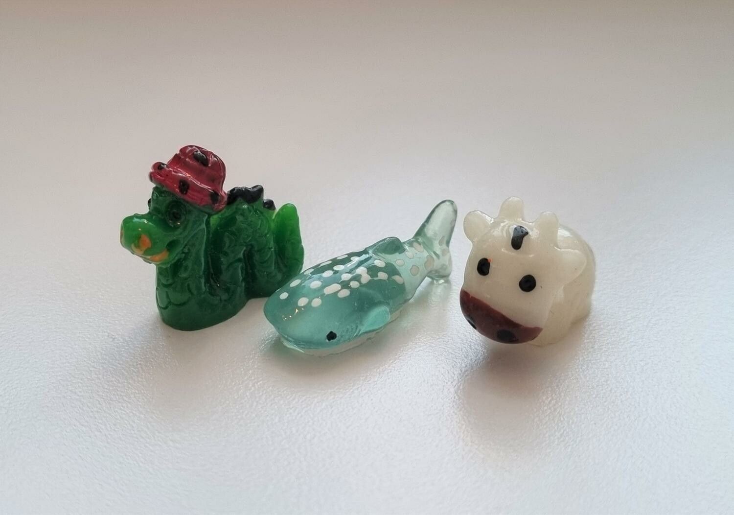 3 st Miniatyrer / figuriner (ko, val och orm) för dockskåpet, tittskåp mm