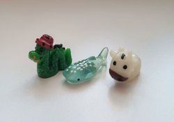 3 st Miniatyrer / figuriner (ko, val och orm) för dockskåpet, tittskåp mm