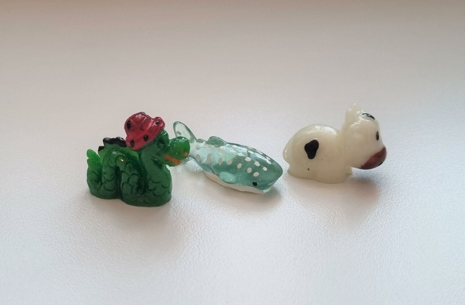 3 st Miniatyrer / figuriner (ko, val och orm) för dockskåpet, tittskåp mm