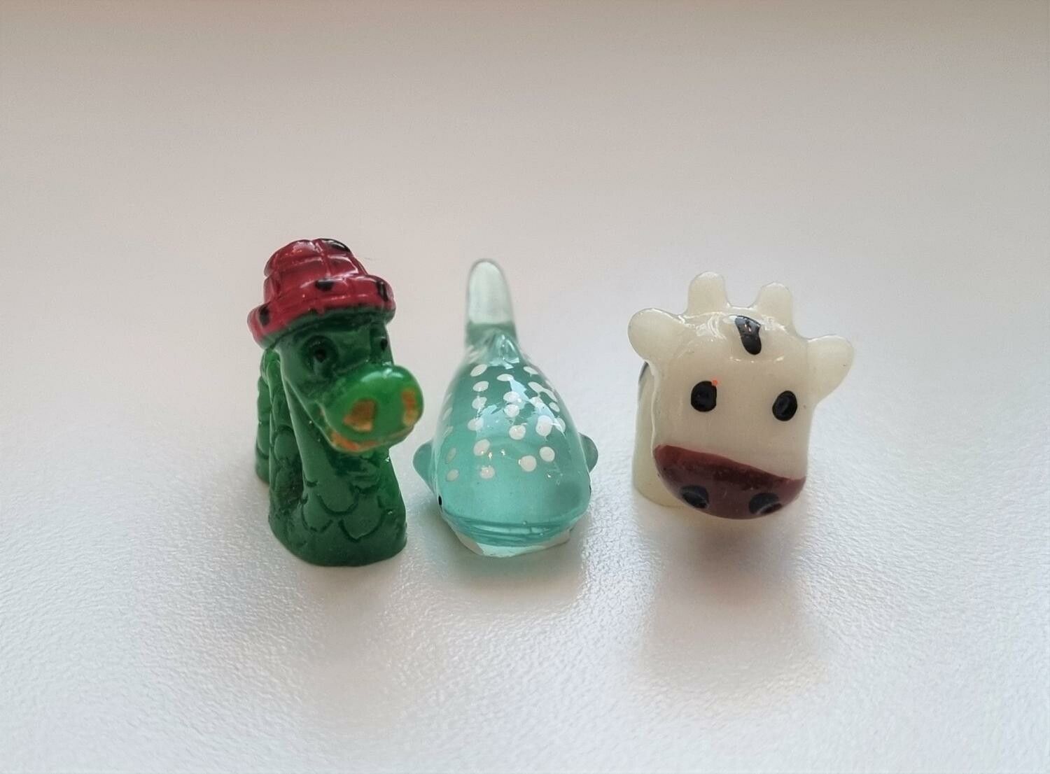 3 st Miniatyrer / figuriner (ko, val och orm) för dockskåpet, tittskåp mm