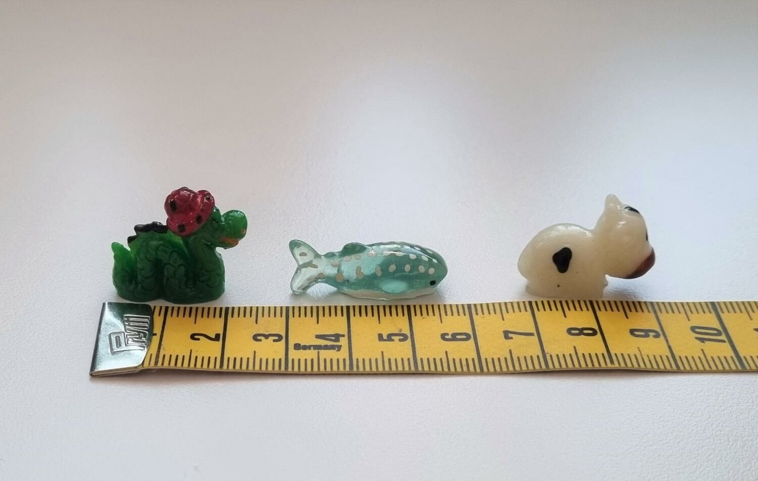 3 st Miniatyrer / figuriner (ko, val och orm) för dockskåpet, tittskåp mm