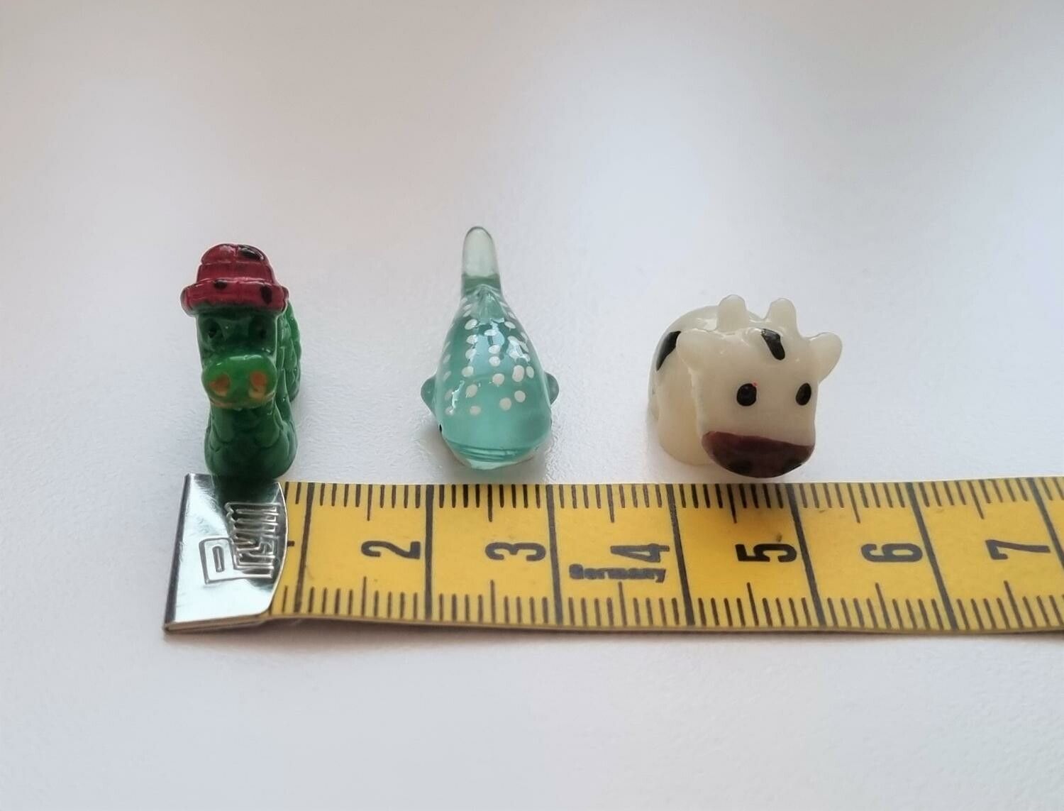3 st Miniatyrer / figuriner (ko, val och orm) för dockskåpet, tittskåp mm