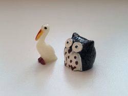 2 st Miniatyrer / figuriner (uggla och fågel) för dockskåpet, tittskåp mm