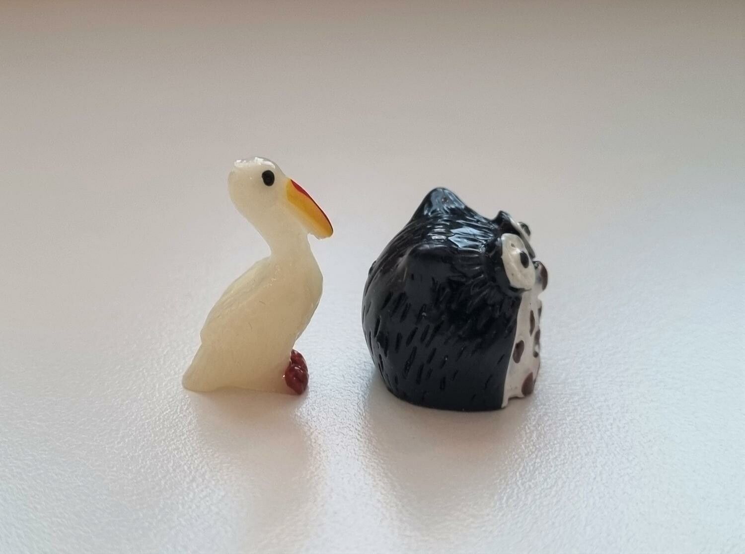 2 st Miniatyrer / figuriner (uggla och fågel) för dockskåpet, tittskåp mm